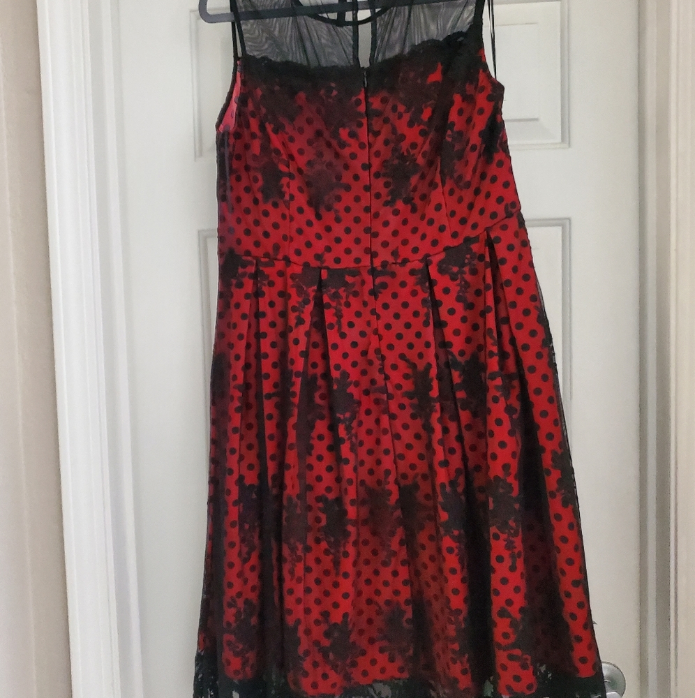 Sleeveless dress, size XL, black and red